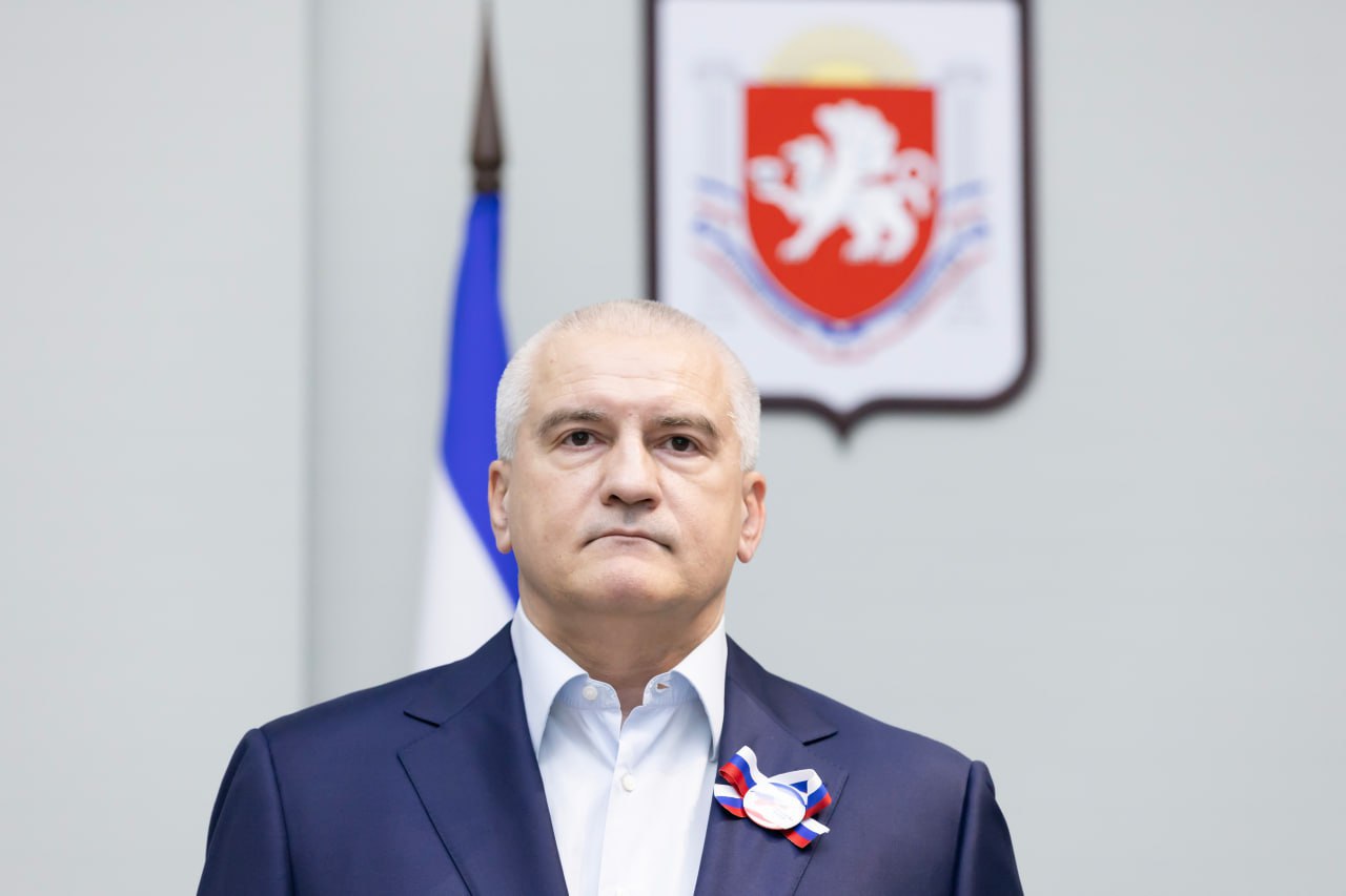 Крымчанам вручили заслуженные награды, а также первые паспорта юным жителям республики Крымчанам вручили заслуженные награды, а также первые паспорта юным жителям республики