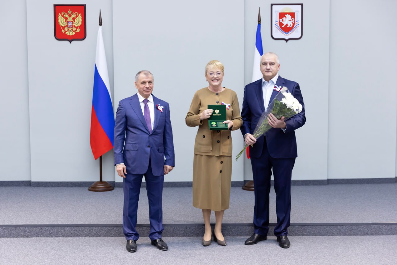 Крымчанам вручили заслуженные награды, а также первые паспорта юным жителям республики Крымчанам вручили заслуженные награды, а также первые паспорта юным жителям республики