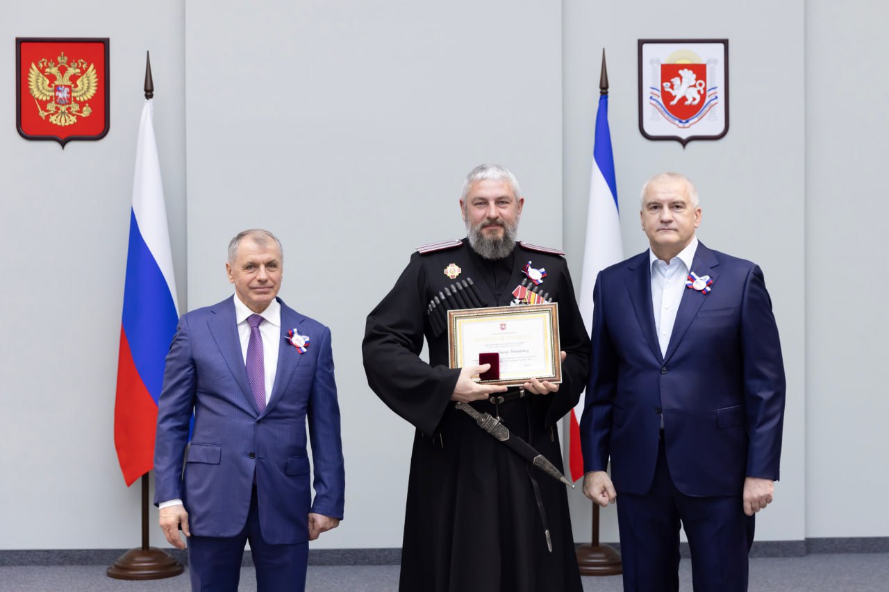 Крымчанам вручили заслуженные награды, а также первые паспорта юным жителям республики Крымчанам вручили заслуженные награды, а также первые паспорта юным жителям республики