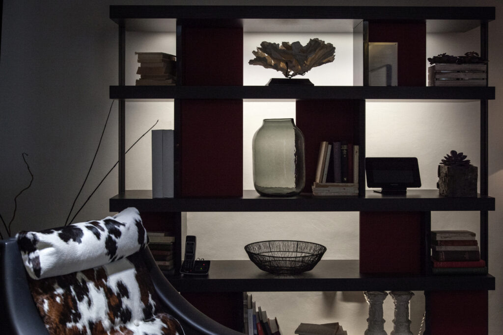 Книжные полки как стильный акцент в интерьере