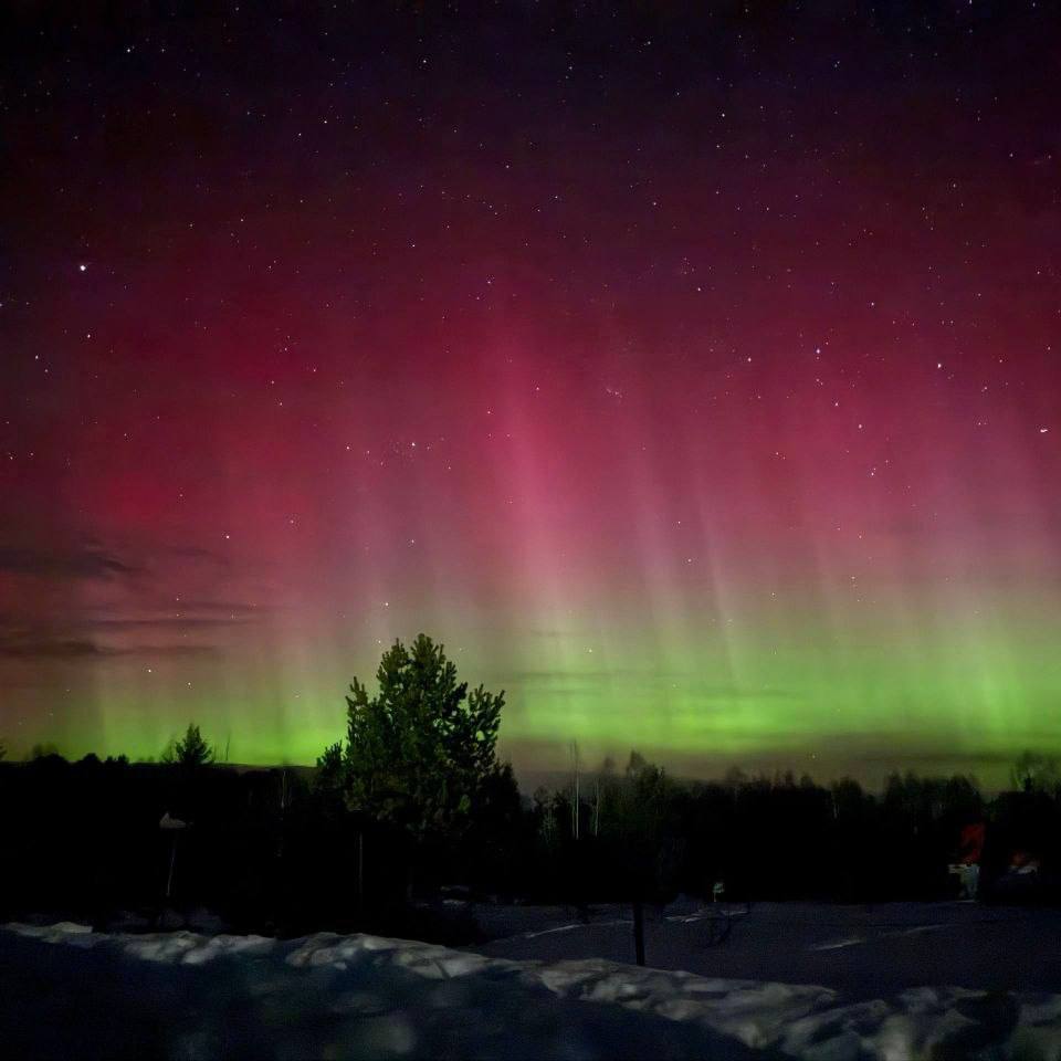 Красочное северное сияние могли наблюдать сегодня ночью жители разных регионов России Красочное северное сияние могли наблюдать сегодня ночью жители разных регионов России