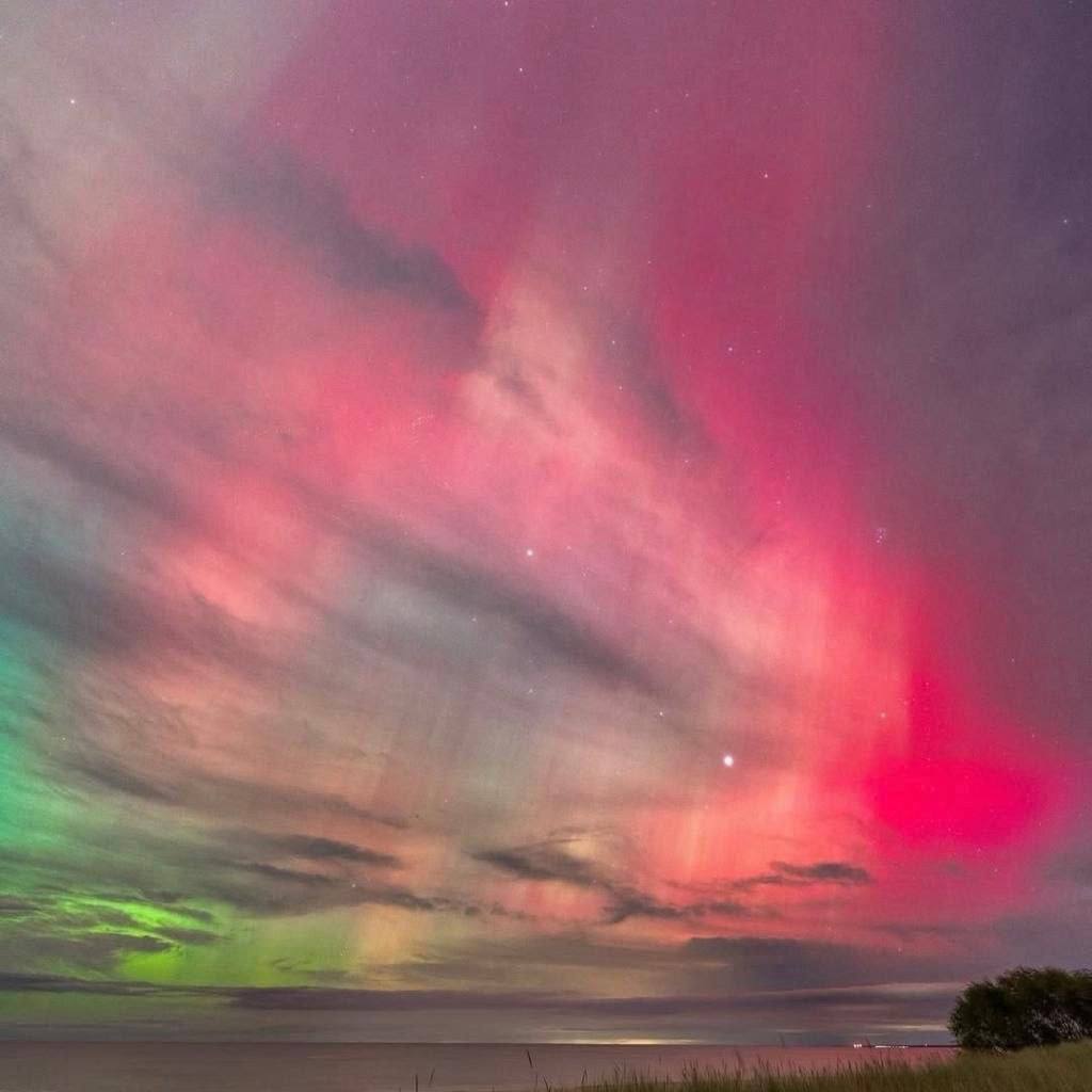 Красочное северное сияние могли наблюдать сегодня ночью жители разных регионов России Красочное северное сияние могли наблюдать сегодня ночью жители разных регионов России