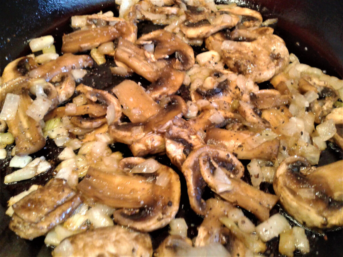 Нежный салат с молодым шпинатом и грибами: легкий и вкусный рецепт