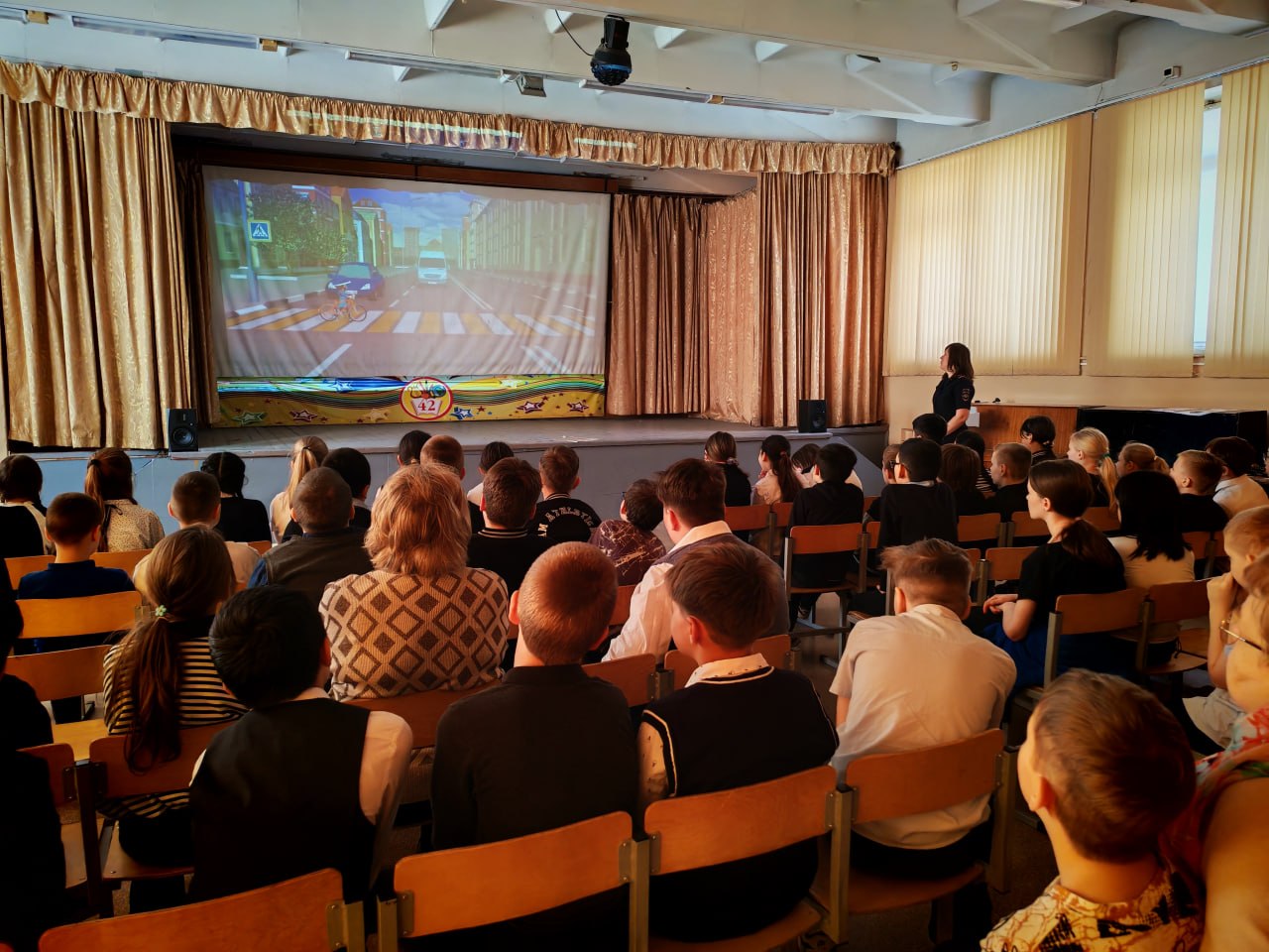 В Твери инспекторы Госавтоинспекции провели для учащихся СОШ №42 и СОШ № 48 уроки по дорожной безопасности В Твери инспекторы Госавтоинспекции провели для учащихся СОШ №42 и СОШ № 48 уроки по дорожной безопасности