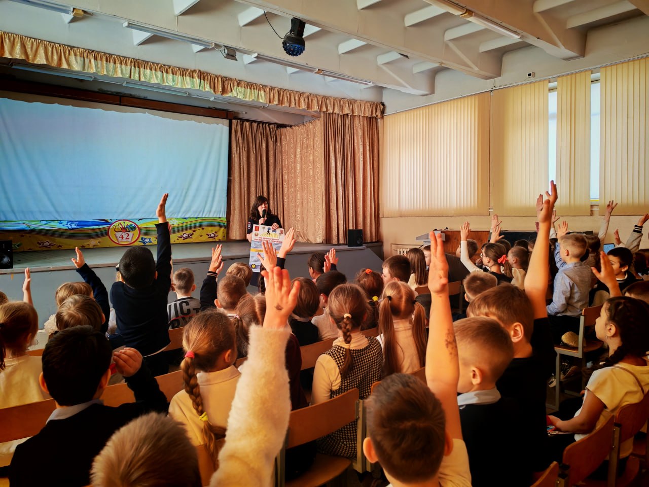 В Твери инспекторы Госавтоинспекции провели для учащихся СОШ №42 и СОШ № 48 уроки по дорожной безопасности