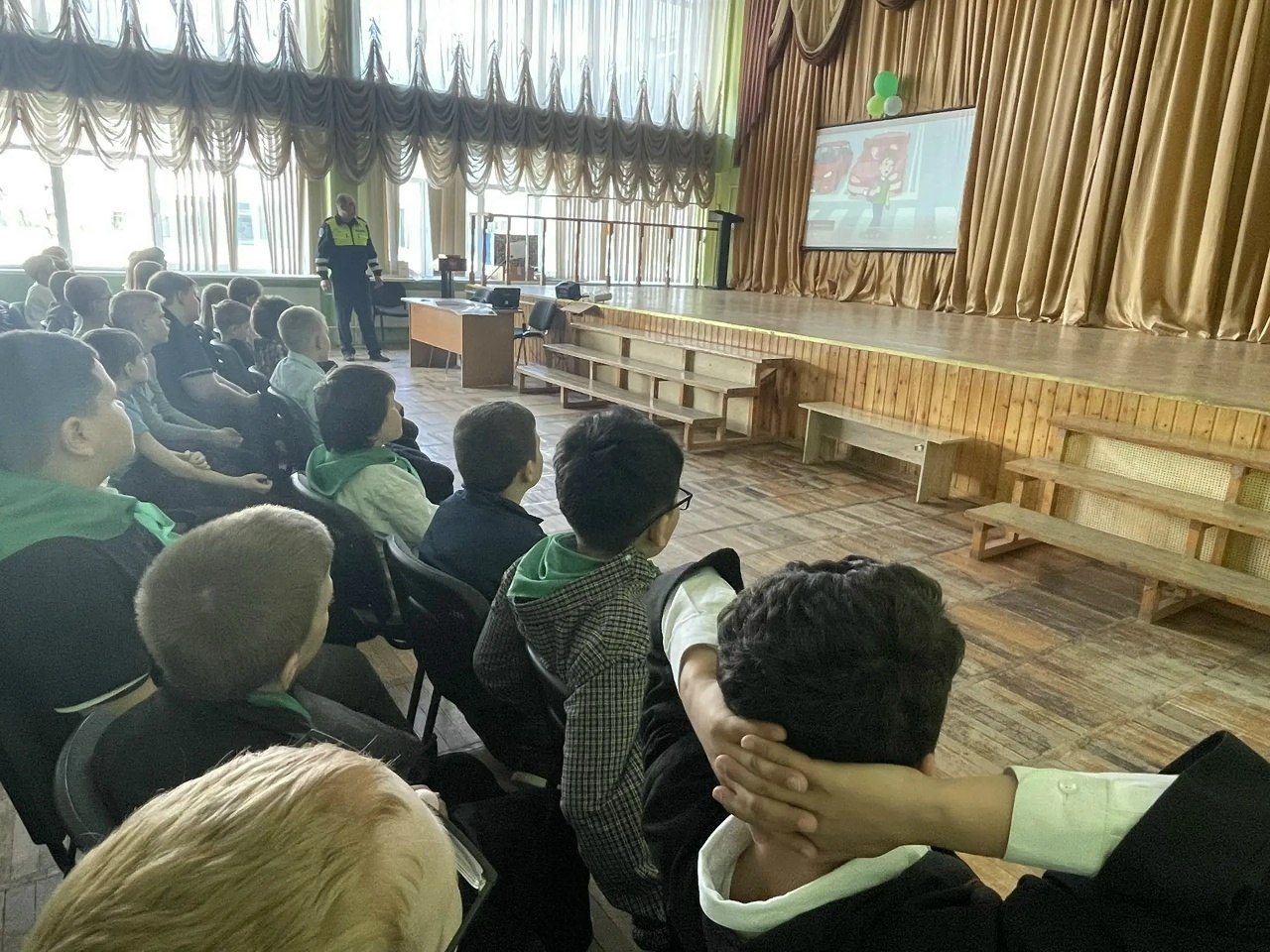 В Твери инспекторы Госавтоинспекции провели для учащихся СОШ №42 и СОШ № 48 уроки по дорожной безопасности В Твери инспекторы Госавтоинспекции провели для учащихся СОШ №42 и СОШ № 48 уроки по дорожной безопасности