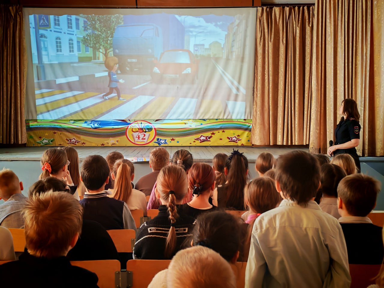 В Твери инспекторы Госавтоинспекции провели для учащихся СОШ №42 и СОШ № 48 уроки по дорожной безопасности В Твери инспекторы Госавтоинспекции провели для учащихся СОШ №42 и СОШ № 48 уроки по дорожной безопасности