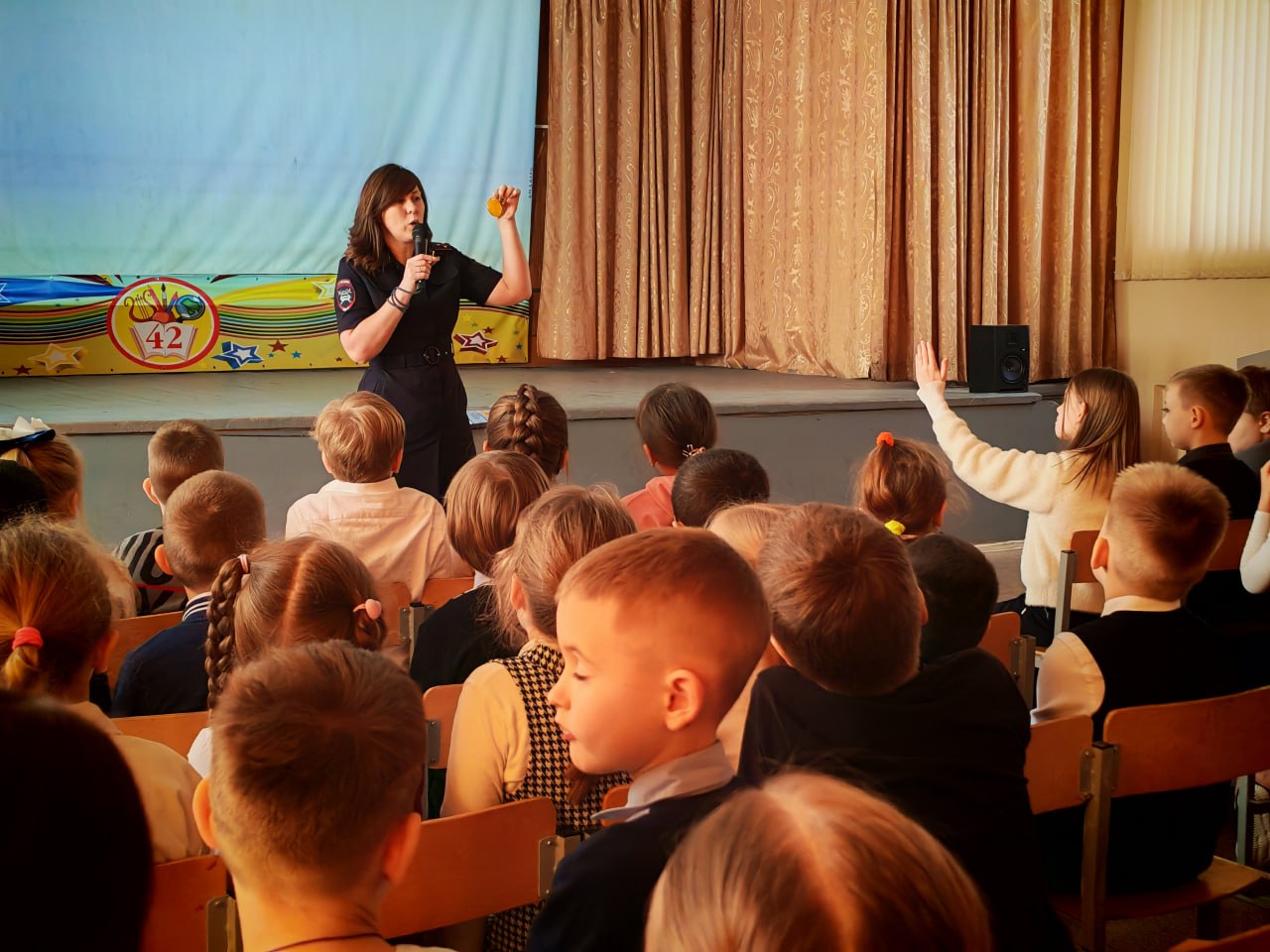 В Твери инспекторы Госавтоинспекции провели для учащихся СОШ №42 и СОШ № 48 уроки по дорожной безопасности В Твери инспекторы Госавтоинспекции провели для учащихся СОШ №42 и СОШ № 48 уроки по дорожной безопасности