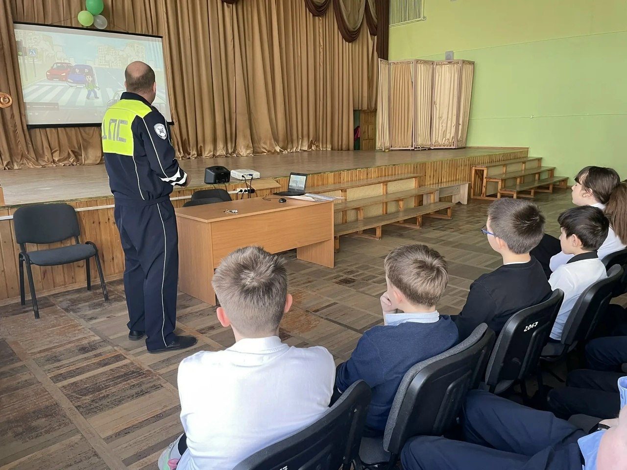 В Твери инспекторы Госавтоинспекции провели для учащихся СОШ №42 и СОШ № 48 уроки по дорожной безопасности В Твери инспекторы Госавтоинспекции провели для учащихся СОШ №42 и СОШ № 48 уроки по дорожной безопасности