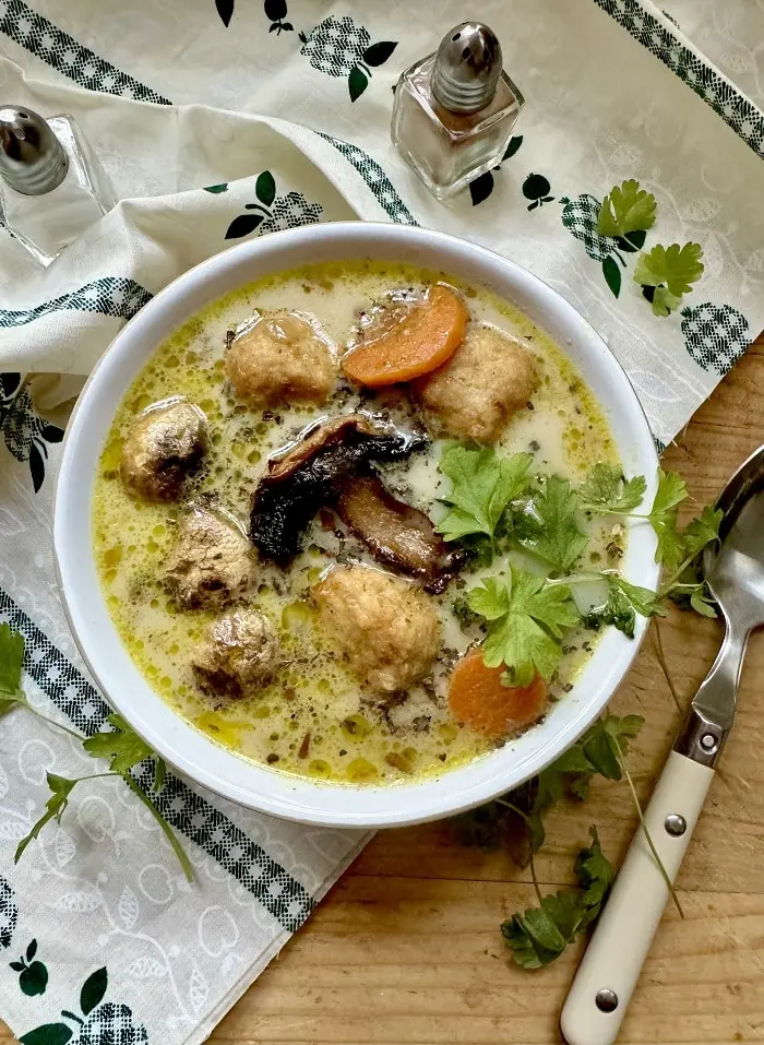 Сливочный грибной суп с фрикадельками: осенний вкус в каждой ложке