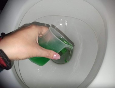 Жидкое мыло в унитаз: секрет, который стоит попробовать