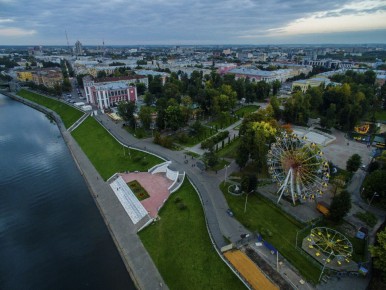 Зеленую зону на улице Артюхиной продолжают благоустраивать