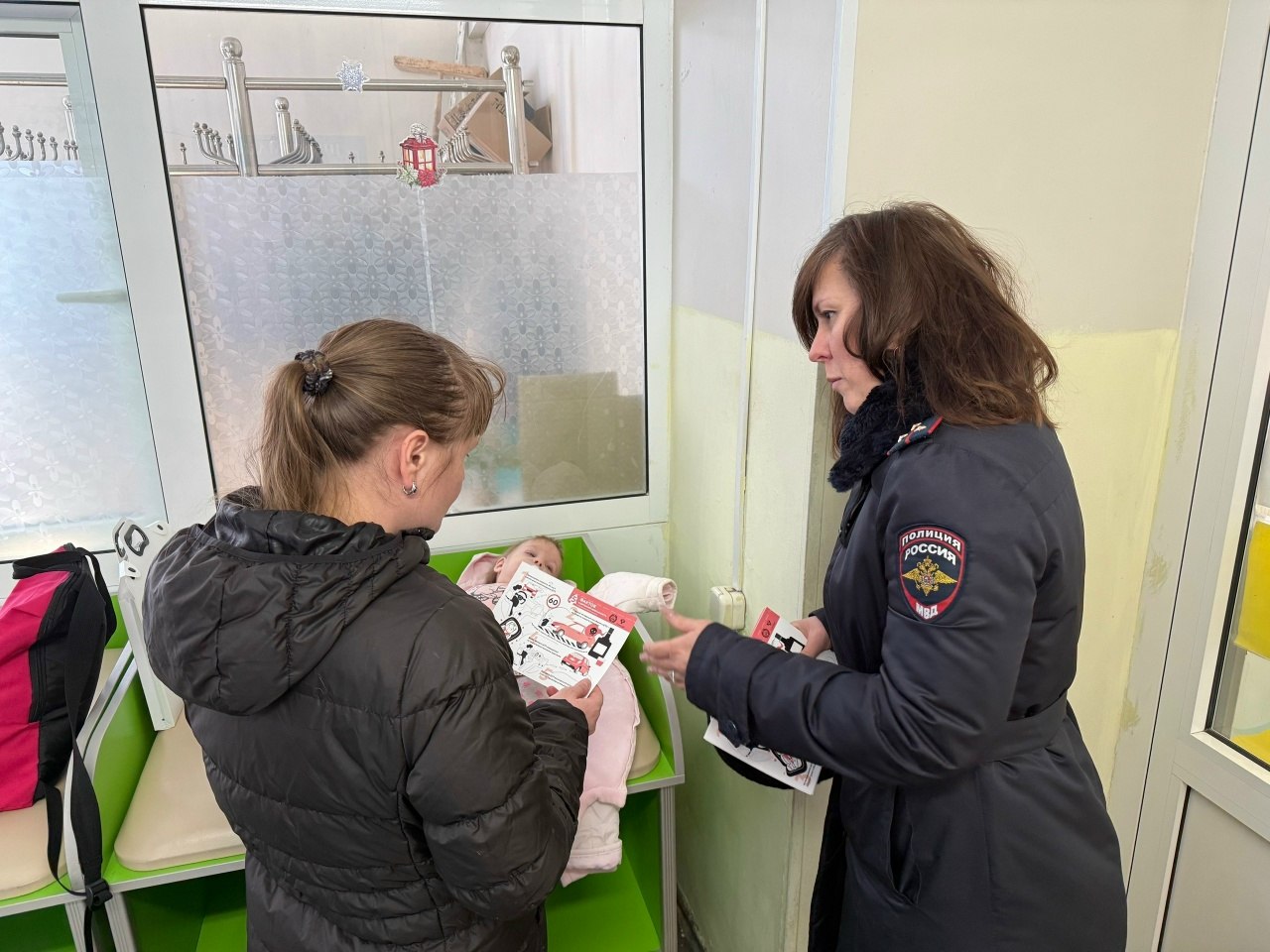 В Твери сотрудники Госавтоинспекции провели беседы с маленькими пациентами и их родителями в детской поликлинике В Твери сотрудники Госавтоинспекции провели беседы с маленькими пациентами и их родителями в детской поликлинике