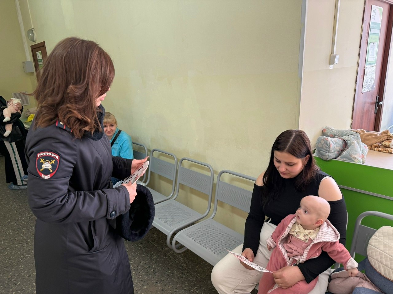 В Твери сотрудники Госавтоинспекции провели беседы с маленькими пациентами и их родителями в детской поликлинике В Твери сотрудники Госавтоинспекции провели беседы с маленькими пациентами и их родителями в детской поликлинике