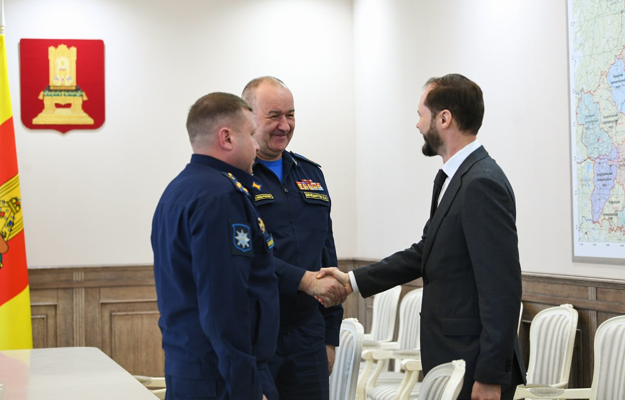 26 марта глава Тверской области Виталий Королев провел встречу с командующим Военно-транспортной авиацией Воздушно-космических сил РФ, генерал-лейтенантом авиации Владимиром Бенедиктовым 26 марта глава Тверской области Виталий Королев провел встречу с командующим Военно-транспортной авиацией Воздушно-космических сил РФ, генерал-лейтенантом авиации Владимиром Бенедиктовым