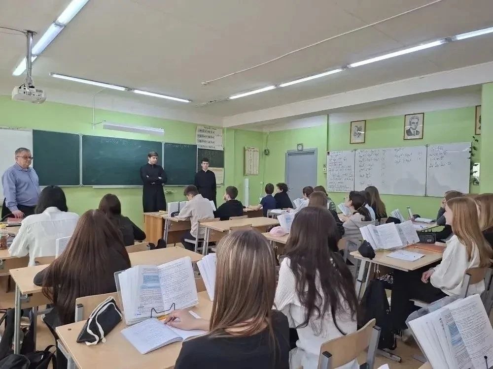 Студенты Московской духовной академии продолжают практику в школах Твери Студенты Московской духовной академии продолжают практику в школах Твери