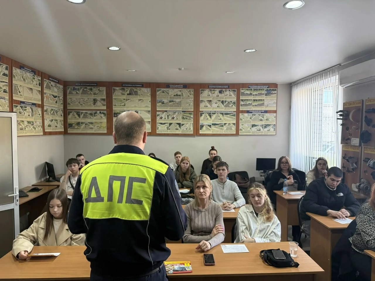 Тверские автоинспекторы провели беседу по Правилам дорожного движения с кандидатами в водители Тверские автоинспекторы провели беседу по Правилам дорожного движения с кандидатами в водители