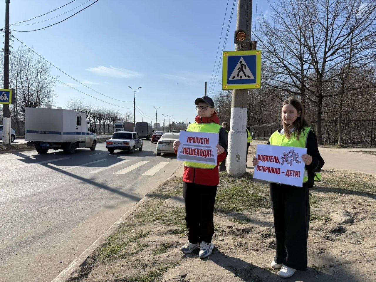 В Твери отряд ЮИД и сотрудники Госавтоинспекции провели акцию «Водитель не спеши, пешехода пропусти!» В Твери отряд ЮИД и сотрудники Госавтоинспекции провели акцию «Водитель не спеши, пешехода пропусти!»
