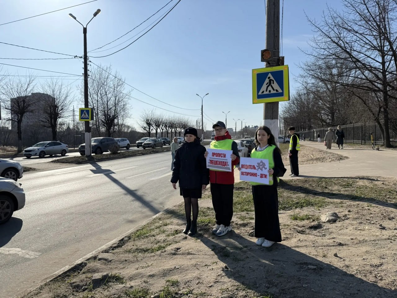 В Твери отряд ЮИД и сотрудники Госавтоинспекции провели акцию «Водитель не спеши, пешехода пропусти!» В Твери отряд ЮИД и сотрудники Госавтоинспекции провели акцию «Водитель не спеши, пешехода пропусти!»