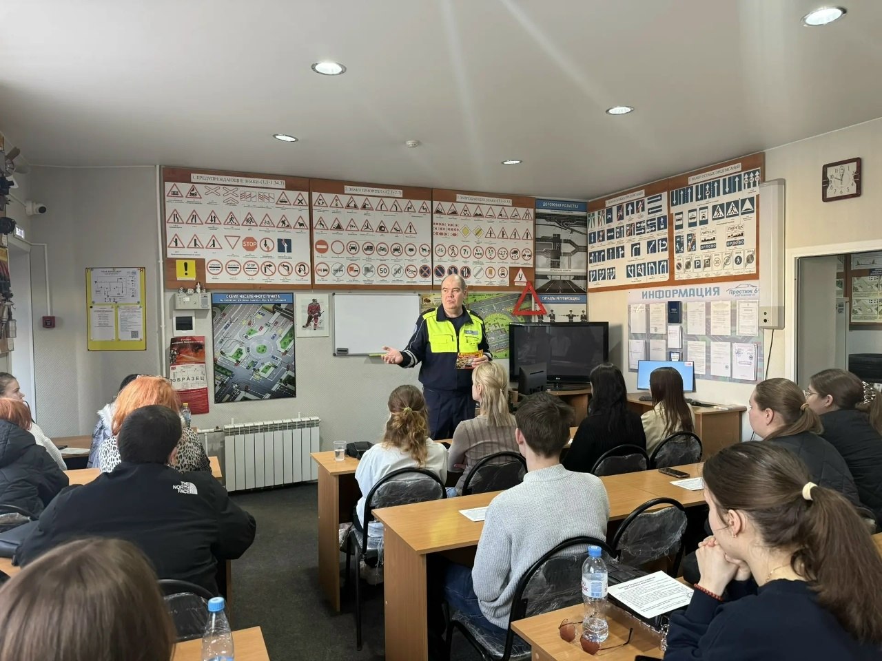 Тверские автоинспекторы провели беседу по Правилам дорожного движения с кандидатами в водители Тверские автоинспекторы провели беседу по Правилам дорожного движения с кандидатами в водители