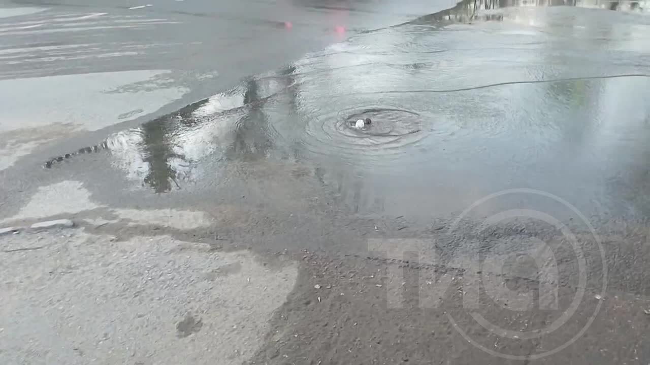 В Твери улицу заливают «ключи» из колодцев