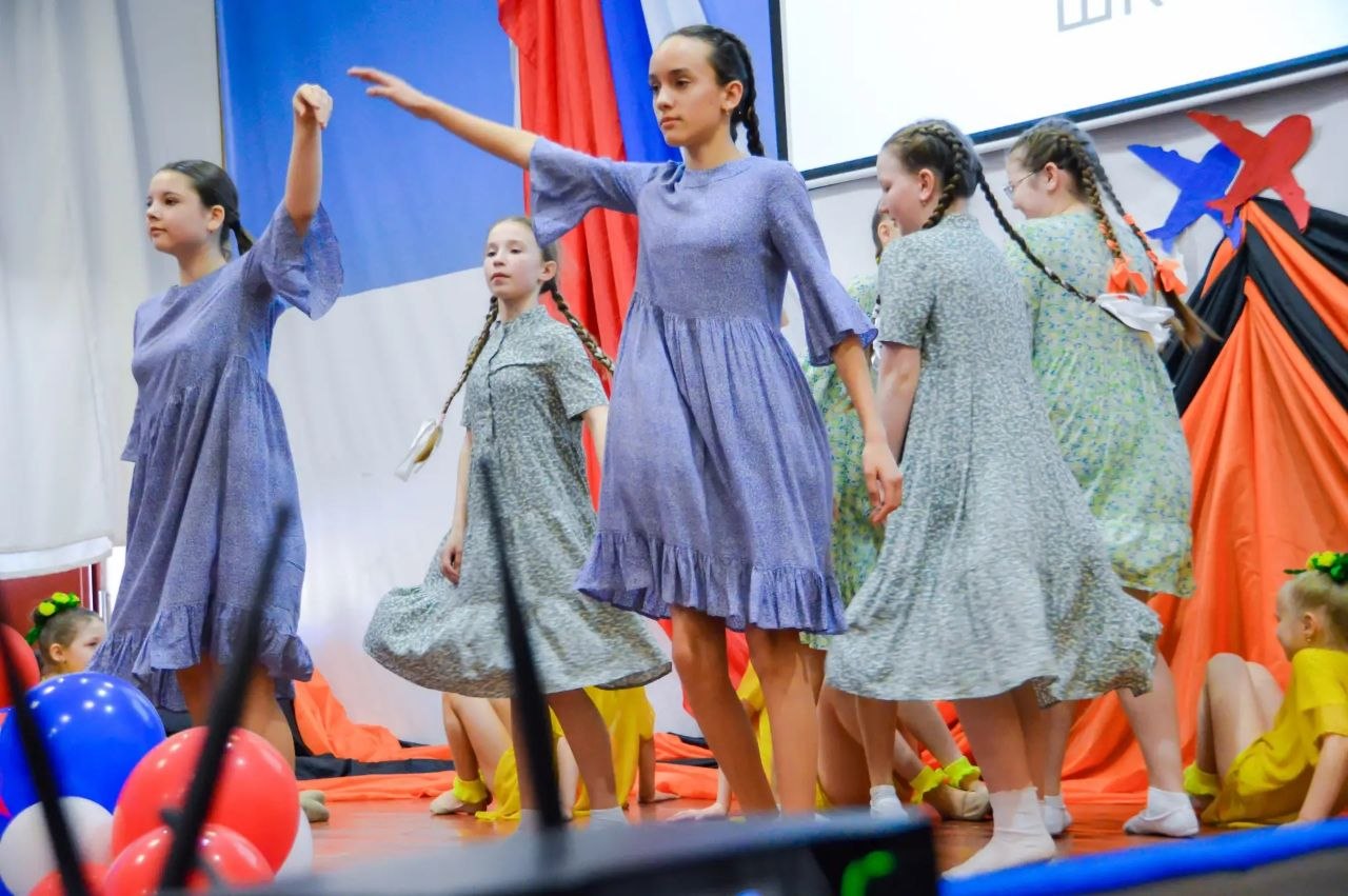 В тверской средней школе № 34 торжественно открыта «Парта Героя» памяти летчика Александра Ахлюстина В тверской средней школе № 34 торжественно открыта «Парта Героя» памяти летчика Александра Ахлюстина