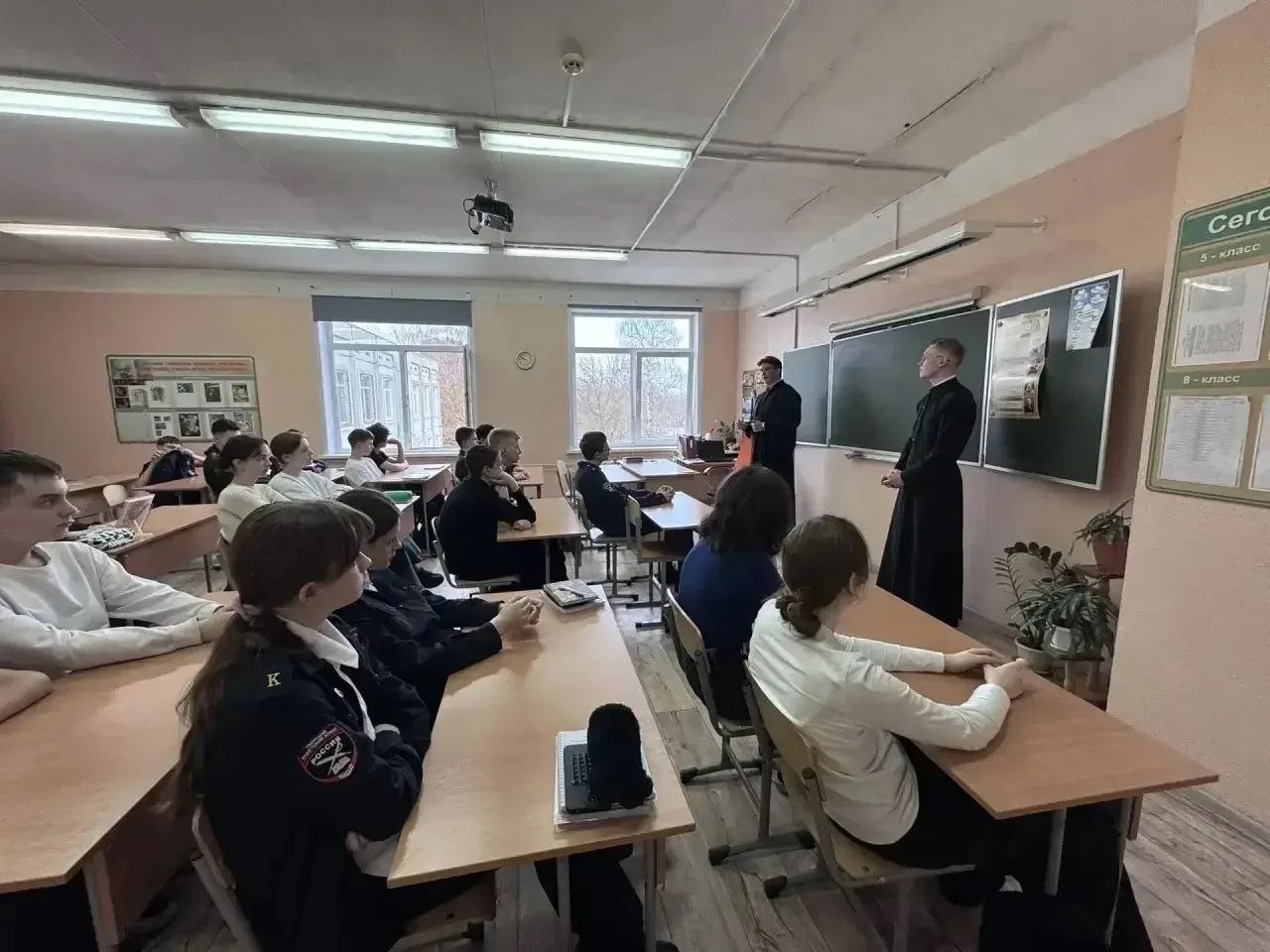 Студенты Московской духовной академии продолжают практику в школах Твери Студенты Московской духовной академии продолжают практику в школах Твери