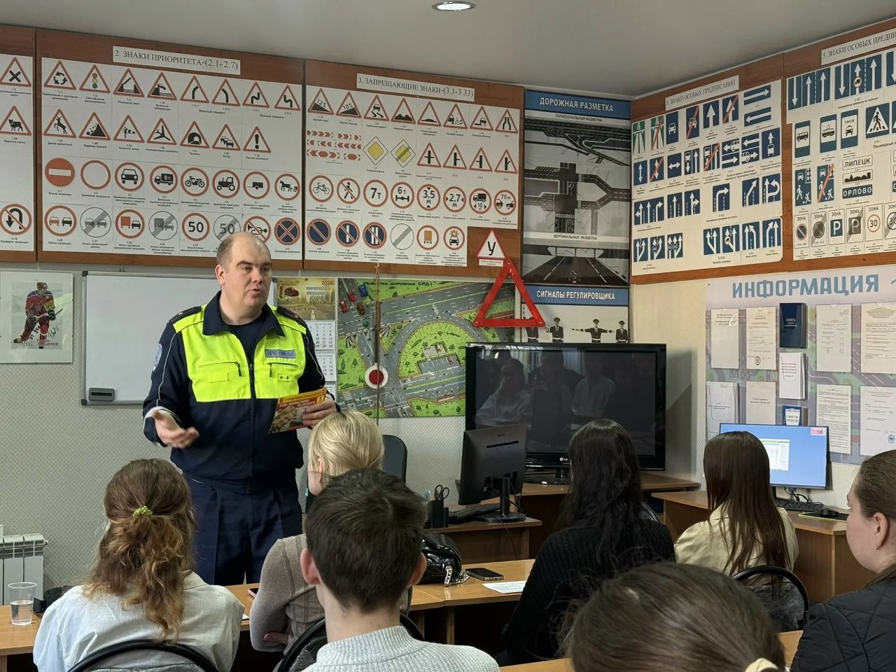 Тверские автоинспекторы провели беседу по Правилам дорожного движения с кандидатами в водители Тверские автоинспекторы провели беседу по Правилам дорожного движения с кандидатами в водители