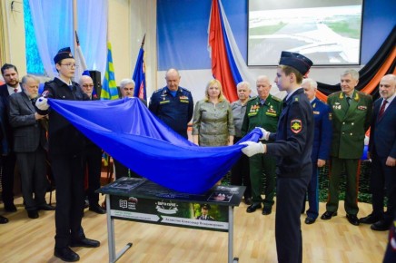 В тверской школе увековечили память военного летчика Александра Ахлюстина