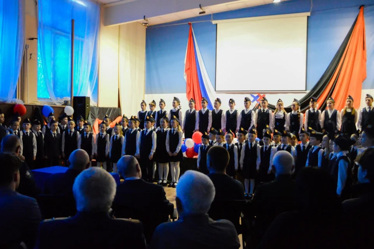 В тверской средней школе № 34 торжественно открыта «Парта Героя» памяти летчика Александра Ахлюстина В тверской средней школе № 34 торжественно открыта «Парта Героя» памяти летчика Александра Ахлюстина