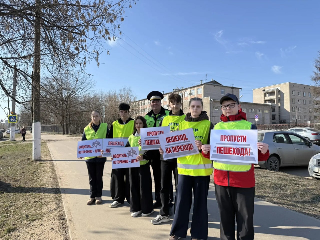 В Твери отряд ЮИД и сотрудники Госавтоинспекции провели акцию «Водитель не спеши, пешехода пропусти!»