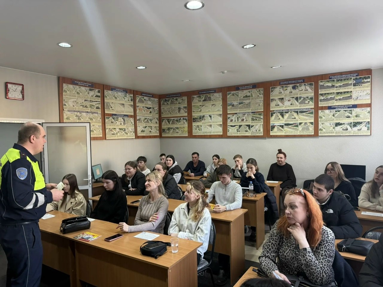 Тверские автоинспекторы провели беседу по Правилам дорожного движения с кандидатами в водители