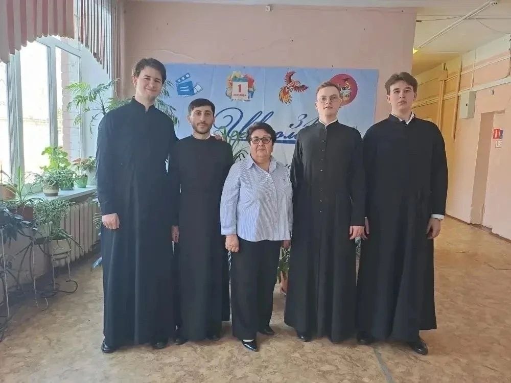 Студенты Московской духовной академии продолжают практику в школах Твери Студенты Московской духовной академии продолжают практику в школах Твери