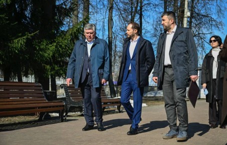 Глава Тверской области Виталий Королев поставил задачи по комплексному благоустройству Городского сада в Твери, где сегодня посетил площадку размещения нового современного колеса обозрения