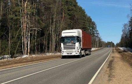 На дорогах Тверской области на месяц введут ограничение для большегрузов