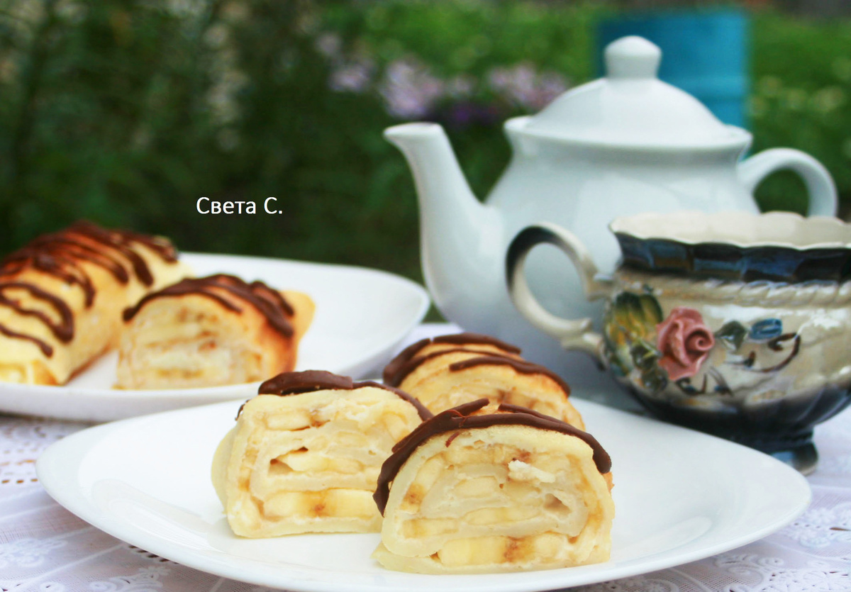 Нежный рулет с бананами и сметанным кремом для дачного чаепития