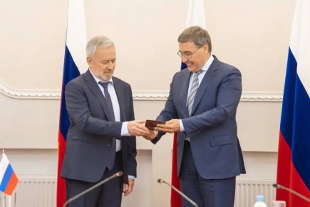 Программа мегагрантов: ведущему ученому мирового уровня Александру Голубову вручен паспорт гражданина РФ