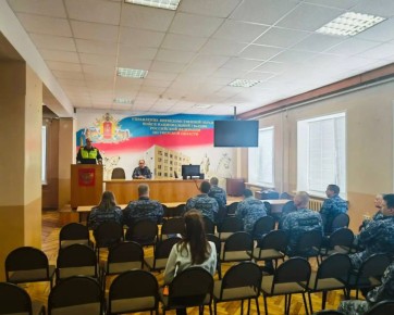 30 марта сотрудники Госавтоинспекции города Твери провели беседу по соблюдению Правил дорожного движения с сотрудниками Управления Росгвардии по Тверской области