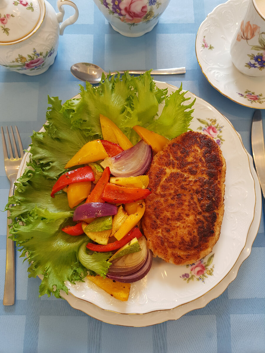 Котлеты по-семейному: секретный рецепт с запеченными овощами