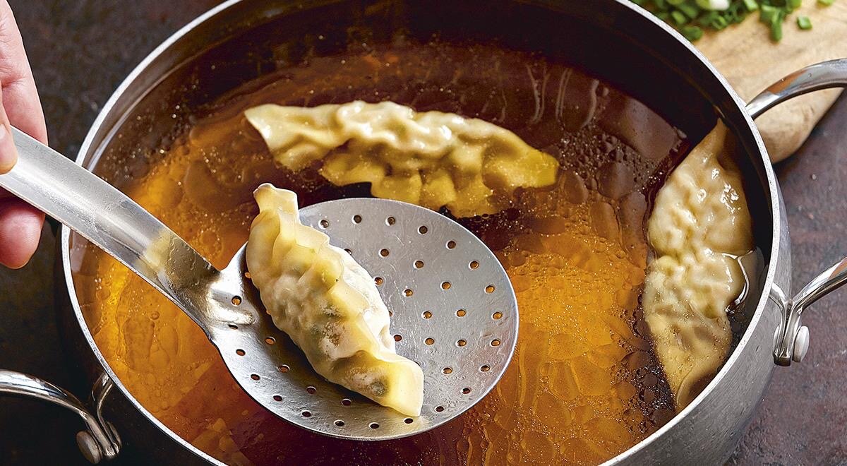 Теплый уют в тарелке: необычный суп с дамплингами как отличный выбор для ужина