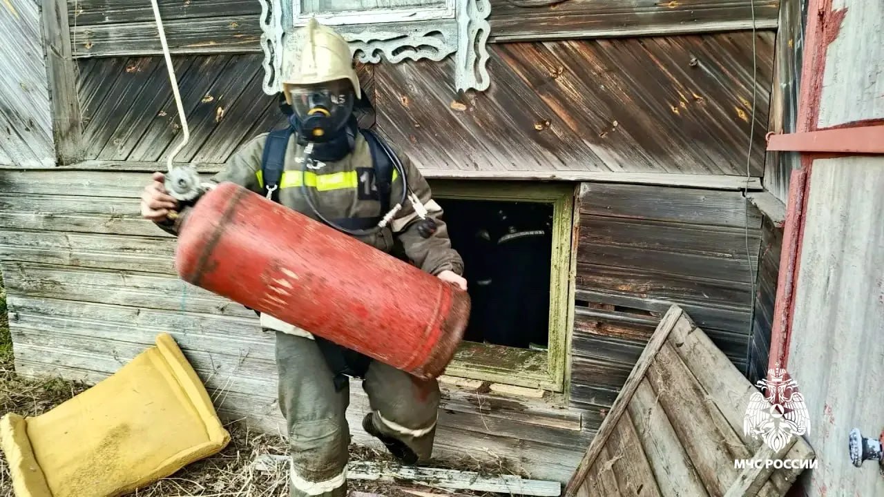 В Тверской области изза детской шалости чуть не взорвались газовые баллоны в доме В Тверской области изза детской шалости чуть не взорвались газовые баллоны в доме