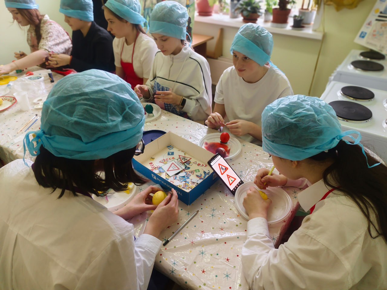 «Безопасная Пасха»: Тверская Госавтоинспекция и ученицы средней школы №1 украсили пасхальные угощения в стиле ПДД «Безопасная Пасха»: Тверская Госавтоинспекция и ученицы средней школы №1 украсили пасхальные угощения в стиле ПДД