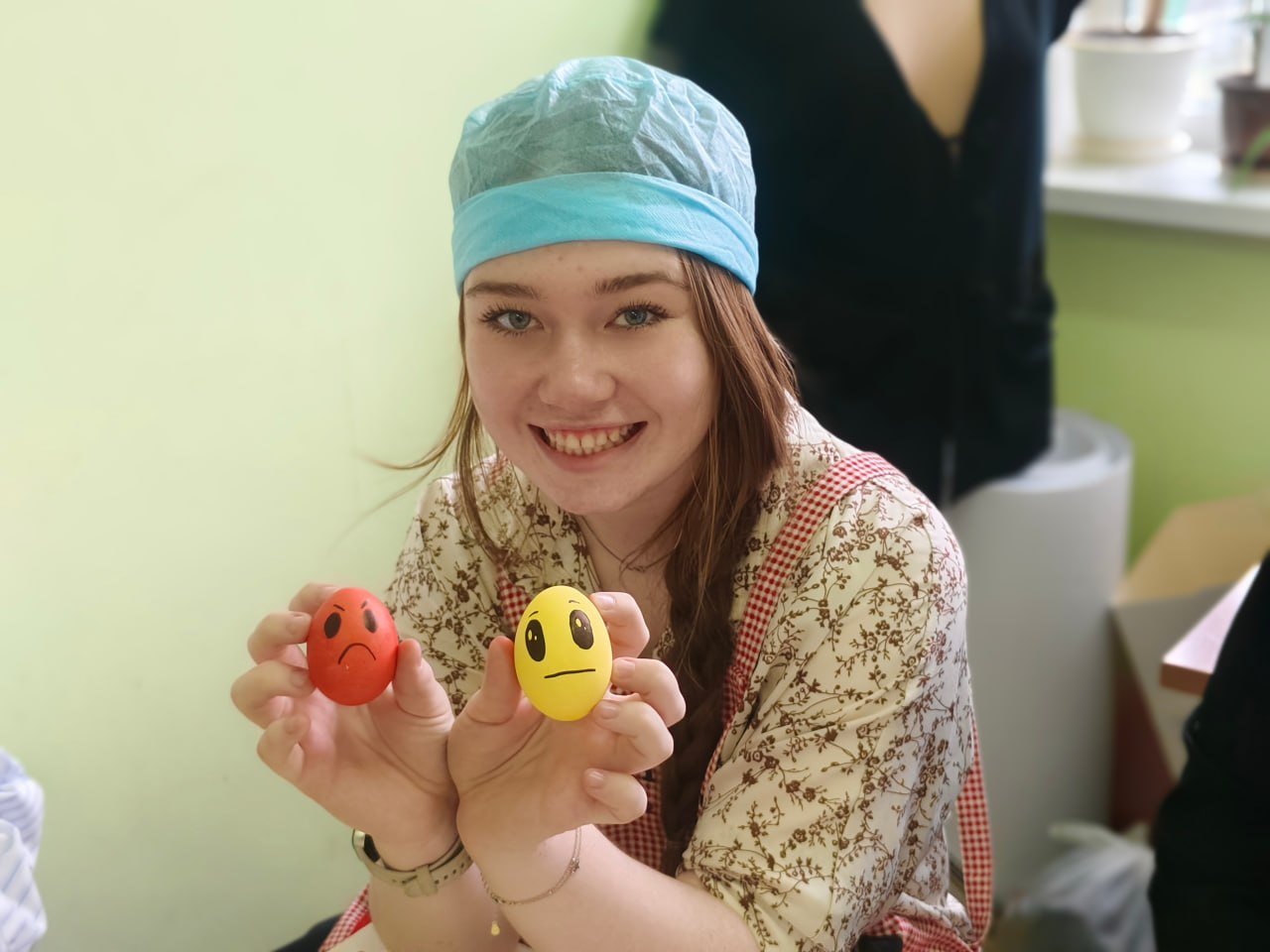 «Безопасная Пасха»: Тверская Госавтоинспекция и ученицы средней школы №1 украсили пасхальные угощения в стиле ПДД «Безопасная Пасха»: Тверская Госавтоинспекция и ученицы средней школы №1 украсили пасхальные угощения в стиле ПДД