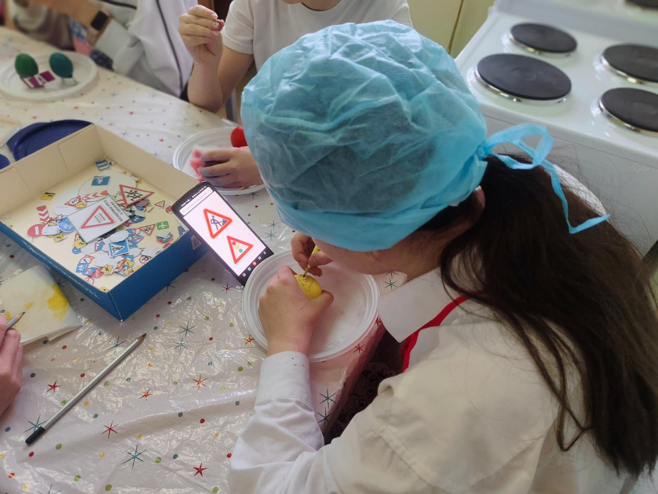 «Безопасная Пасха»: Тверская Госавтоинспекция и ученицы средней школы №1 украсили пасхальные угощения в стиле ПДД «Безопасная Пасха»: Тверская Госавтоинспекция и ученицы средней школы №1 украсили пасхальные угощения в стиле ПДД