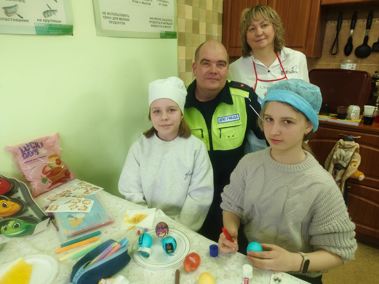 «Безопасная Пасха»: Тверская Госавтоинспекция и ученицы средней школы №1 украсили пасхальные угощения в стиле ПДД «Безопасная Пасха»: Тверская Госавтоинспекция и ученицы средней школы №1 украсили пасхальные угощения в стиле ПДД
