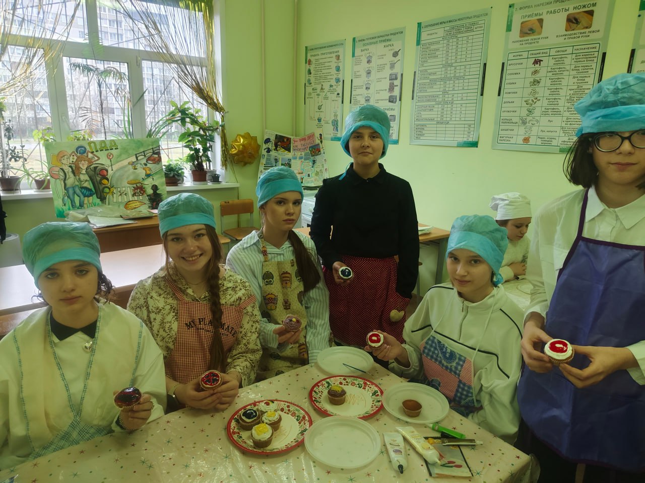 «Безопасная Пасха»: Тверская Госавтоинспекция и ученицы средней школы №1 украсили пасхальные угощения в стиле ПДД «Безопасная Пасха»: Тверская Госавтоинспекция и ученицы средней школы №1 украсили пасхальные угощения в стиле ПДД