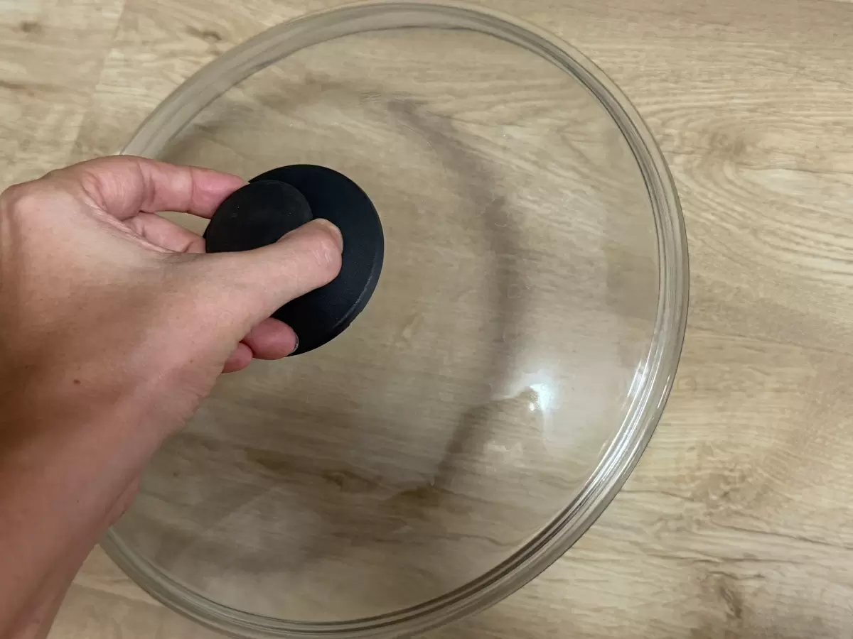 Невидимые загрязнения: что скрывают стеклянные крышки на кухне?