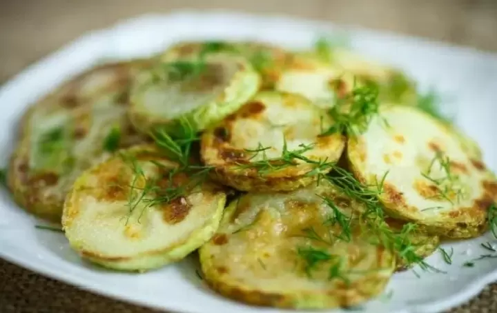 Скорость света на кухне: три рецепта кабачков в микроволновке