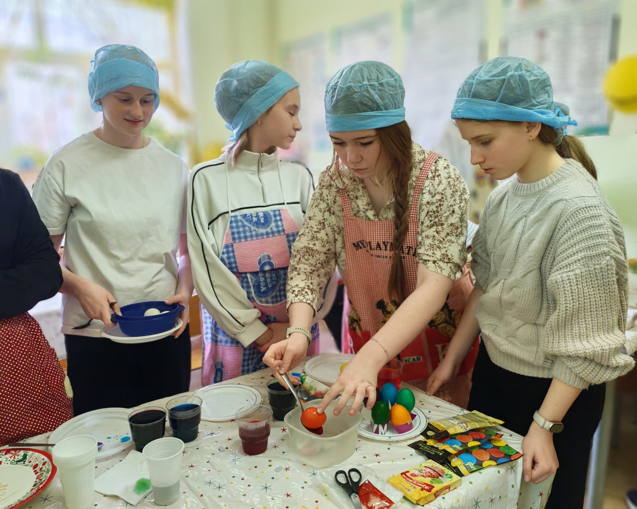 «Безопасная Пасха»: Тверская Госавтоинспекция и ученицы средней школы №1 украсили пасхальные угощения в стиле ПДД «Безопасная Пасха»: Тверская Госавтоинспекция и ученицы средней школы №1 украсили пасхальные угощения в стиле ПДД