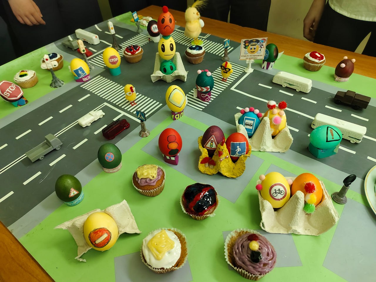 «Безопасная Пасха»: Тверская Госавтоинспекция и ученицы средней школы №1 украсили пасхальные угощения в стиле ПДД «Безопасная Пасха»: Тверская Госавтоинспекция и ученицы средней школы №1 украсили пасхальные угощения в стиле ПДД